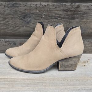 Steve Madden Adelphie Western Boho, V-cut, Minimalist, Block Heel Bootie 10M